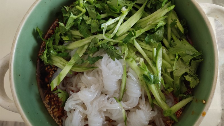 凉拌魔芋丝,放香菜,黄瓜丝