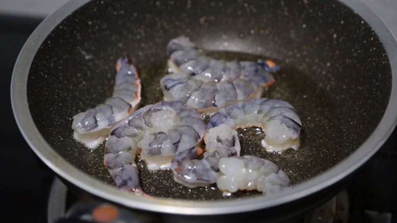 西葫芦炒虾仁,锅里倒入油,烧热后放虾仁