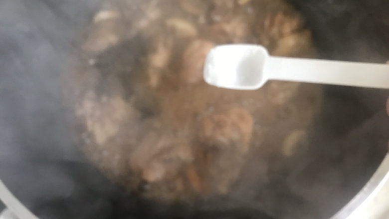 香菇滑鸡煲仔饭,加入少许盐,翻炒均匀