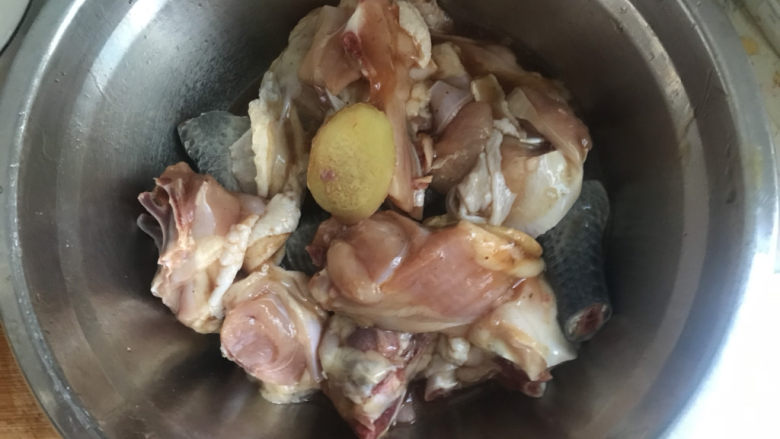 香菇滑鸡煲仔饭,抓拌均匀,腌制半小时