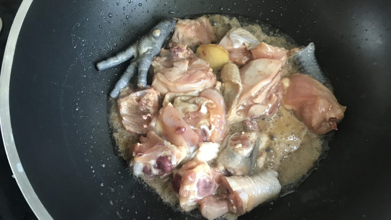 香菇滑鸡煲仔饭,起锅热油,下入鸡肉