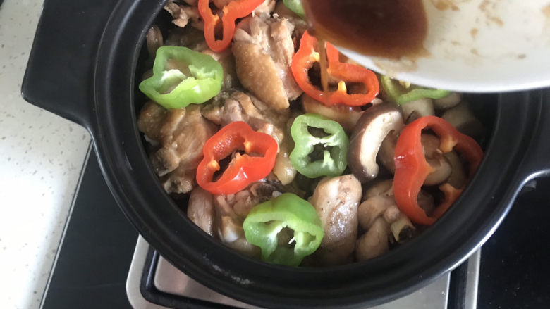 香菇滑鸡煲仔饭,时间到了,关火,淋入刚刚炒鸡肉的汤汁