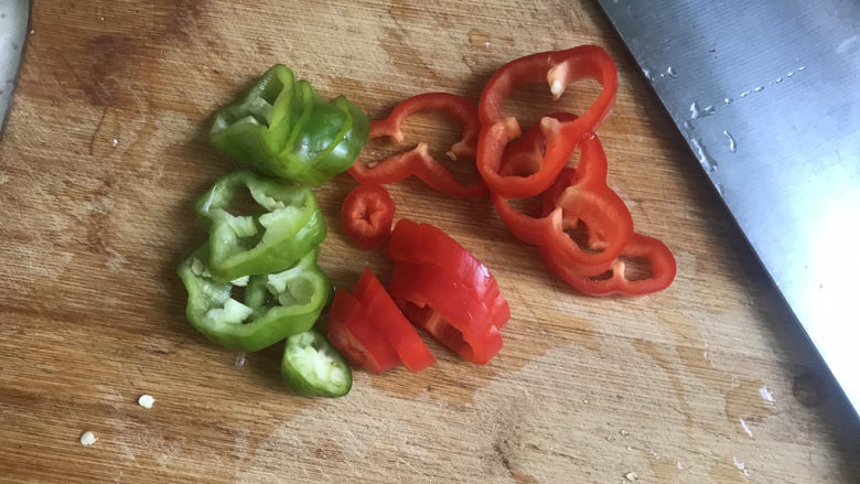 香菇滑鸡煲仔饭,切点青红椒