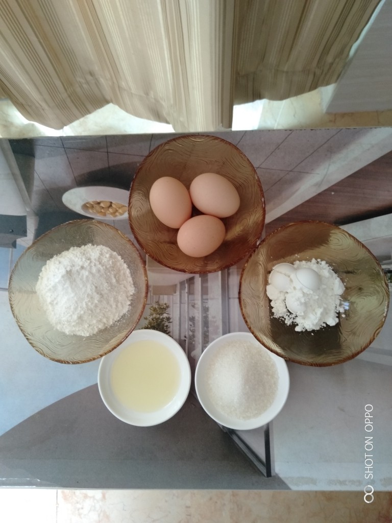 电饭煲蛋糕,准备食材(<a style='color:red;display:inline-block;' href='/shicai/ 9'>鸡蛋</a>要用到4个,拍照时只拍了3个)