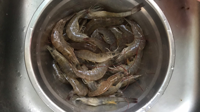 西葫芦炒虾仁,虾先剥去外皮,去掉虾线和虾肠