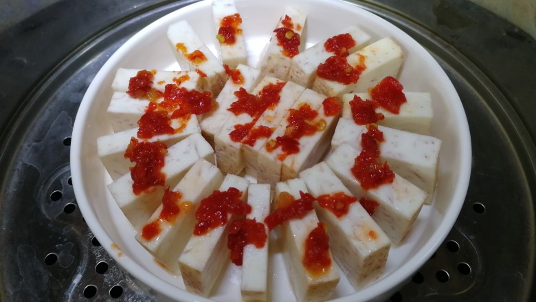 剁椒蒸芋头,放入蒸锅,水开蒸20分钟。