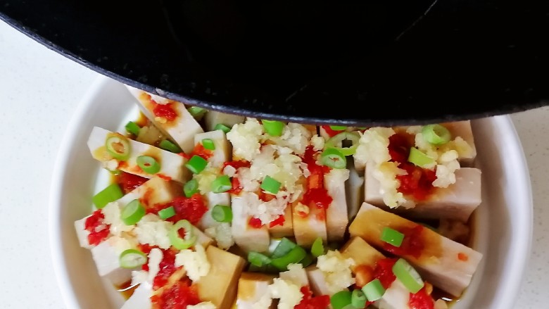 剁椒蒸芋头,油刚要冒烟,把热油浇在上面即可。