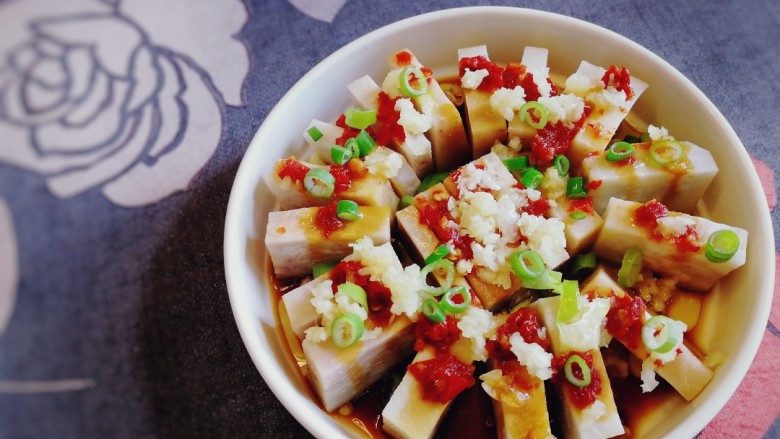 剁椒蒸芋头,色香味俱全,汤汁还可以拌饭拌面,超下饭。