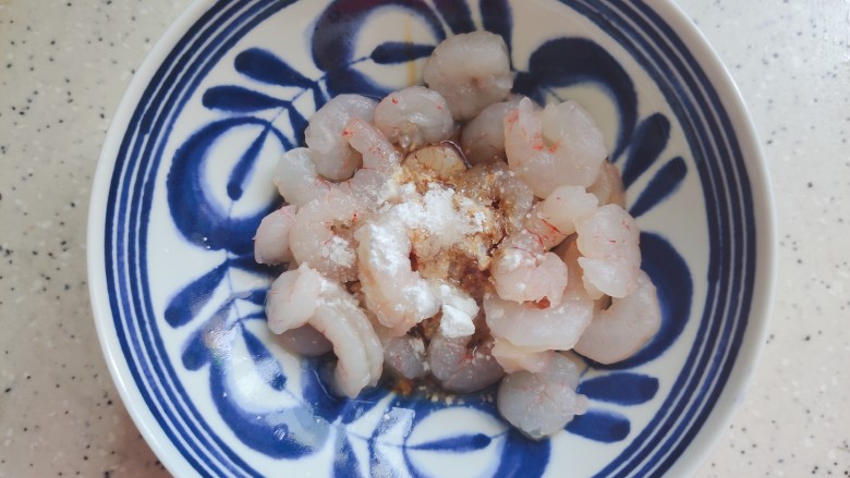 冬瓜炒虾仁,<a style='color:red;display:inline-block;' href='/shicai/ 287'>虾仁</a>洗净,挑去肠线,加少许料酒,生抽,一丢丢细砂糖,淀粉,几滴食用油