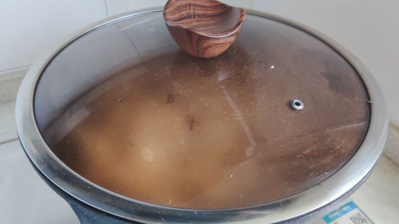 冬瓜炒虾仁,盖上锅盖,转小火焖煮2分钟