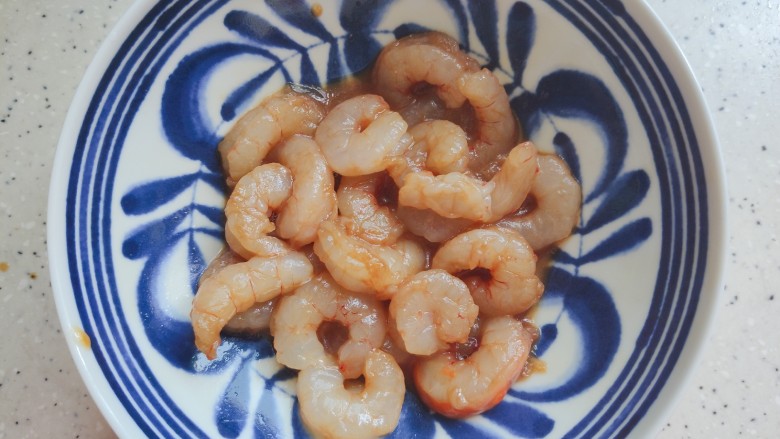 冬瓜炒虾仁,抓均匀,腌制备用
