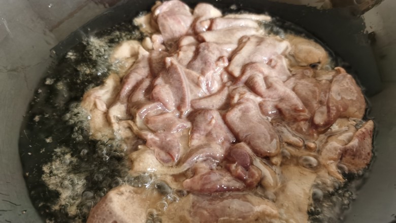 酱爆猪肝,炒锅烧热放油,倒入猪肝煸炒至变色后盛出备用。