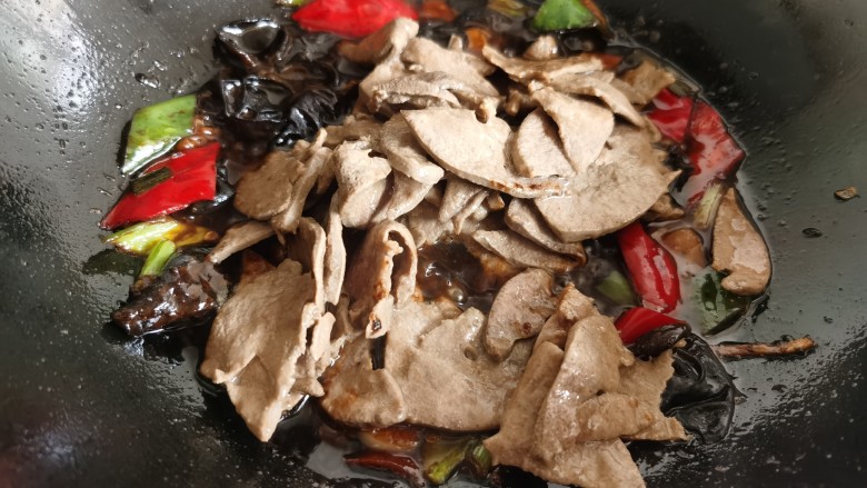 酱爆猪肝,放入猪肝,大火翻炒。