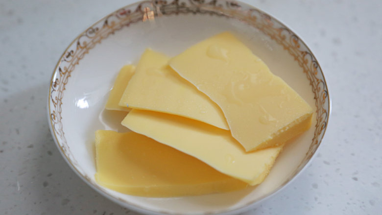 蓝莓土豆泥(芝士双薯泥),秤量好<a style='color:red;display:inline-block;' href='/shicai/ 887'>黄油</a>放室温软化;