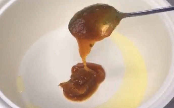蛋黄焗鸡翅,锅里少许油,加入两勺蛋黄酱
