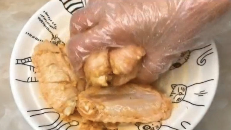 蛋黄焗鸡翅,抓匀腌制一个小时,当然越久越入味