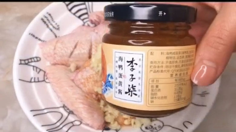 蛋黄焗鸡翅,我用的是很火的李李家的<a style='color:red;display:inline-block;' href='/shicai/ 5382'>蛋黄酱</a>,没有得话也可以用咸鸭蛋黄碾碎