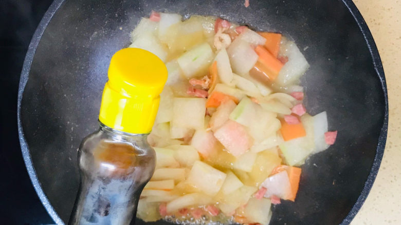 冬瓜炒虾仁,起锅装盘前,淋入<a style='color:red;display:inline-block;' href='/shicai/ 847'>香油</a>提香