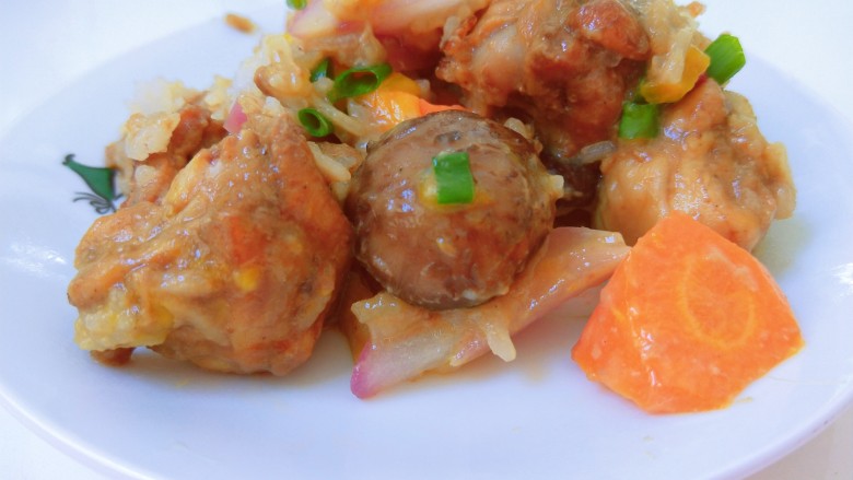 香菇滑鸡煲仔饭,<a style='color:red;display:inline-block;' href='/shicai/ 230'>香菇</a>滑鸡煲仔饭。