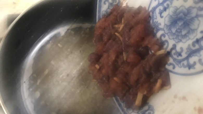 猪肝瘦肉粥,待粥煮至浓稠时下入猪肝瘦肉,搅散