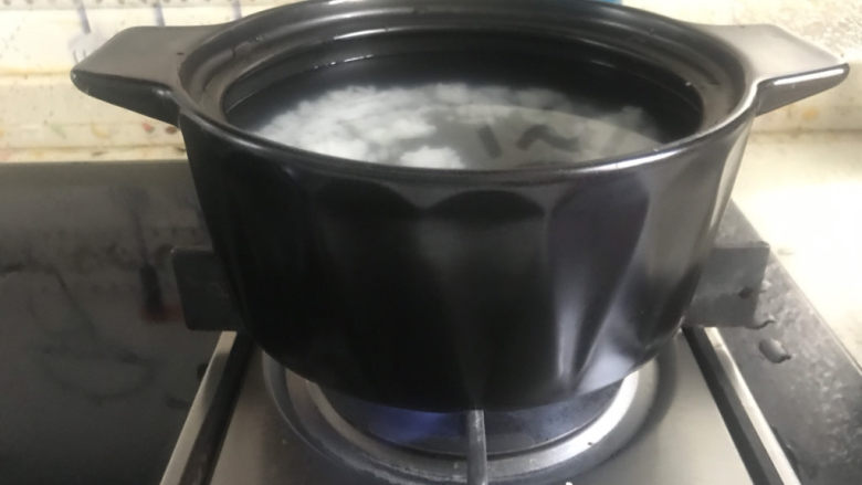 猪肝瘦肉粥,先把米饭放入砂锅中加入适量的水,先煮起来