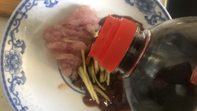 猪肝瘦肉粥,加入适量的<a style='color:red;display:inline-block;' href='/shicai/ 788'>生抽</a>