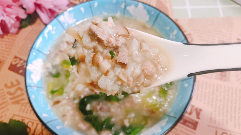 猪肝瘦肉粥,盛入碗中开吃!鲜香味美!