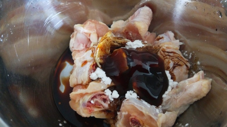 香菇滑鸡煲仔饭,加入<a style='color:red;display:inline-block;' href='/shicai/ 788'>生抽</a>,耗油。