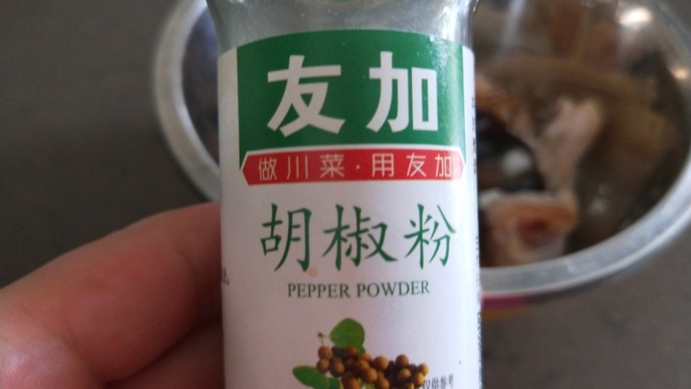 香菇滑鸡煲仔饭,加入白胡椒,<a style='color:red;display:inline-block;' href='/shicai/ 718'>料酒</a>。