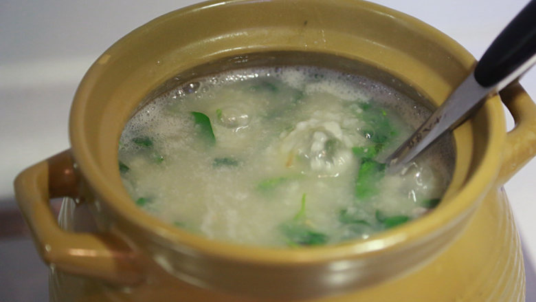 猪肝瘦肉粥,枸杞叶煮软后放盐调味,淋上<a style='color:red;display:inline-block;' href='/shicai/ 847'>香油</a>撒上葱花上桌。