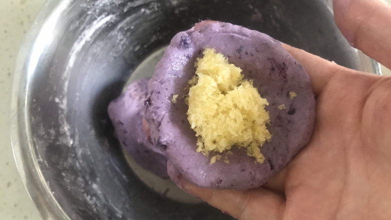 紫薯椰蓉球,揪一块面团用手压成圆形饼状,包入馅料