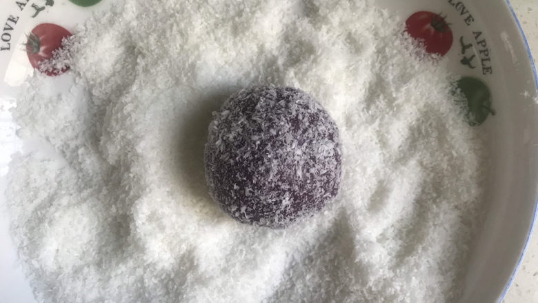 紫薯椰蓉球,趁热粘上椰蓉,凉了就粘的不多了