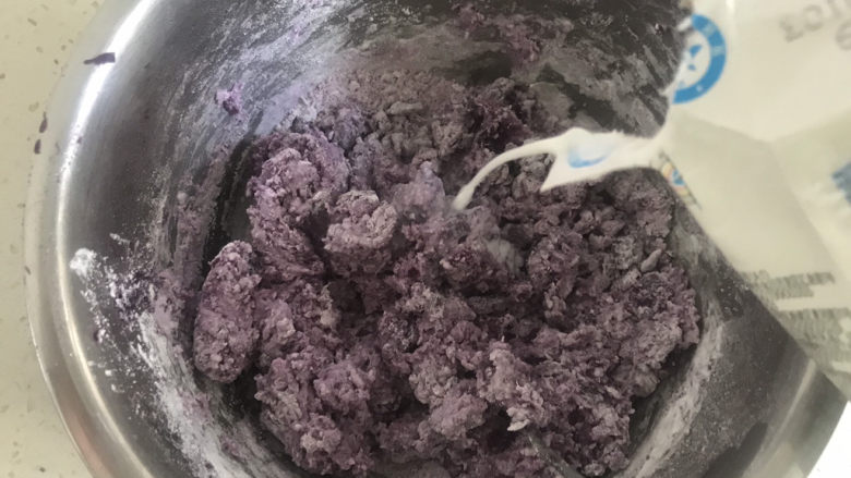 紫薯椰蓉球,先搅拌至没有颗粒,牛奶边加边搅拌,看情况加