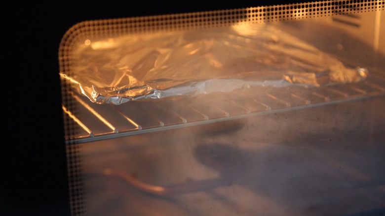 葱姜焗海虾,放入预热好的烤箱,220度,焗烤约20分钟