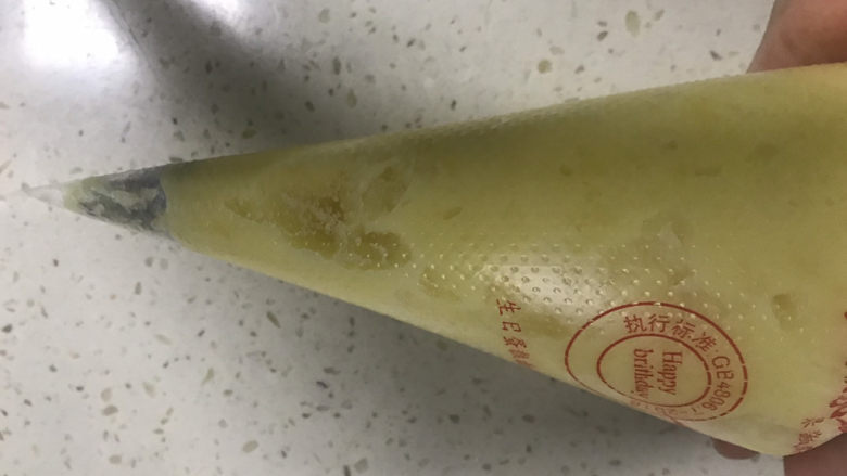 蓝莓土豆泥,装入裱花袋