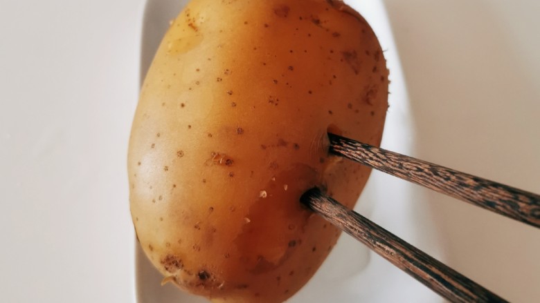 蓝莓土豆泥,时间到 用筷子轻松穿透,完全成熟