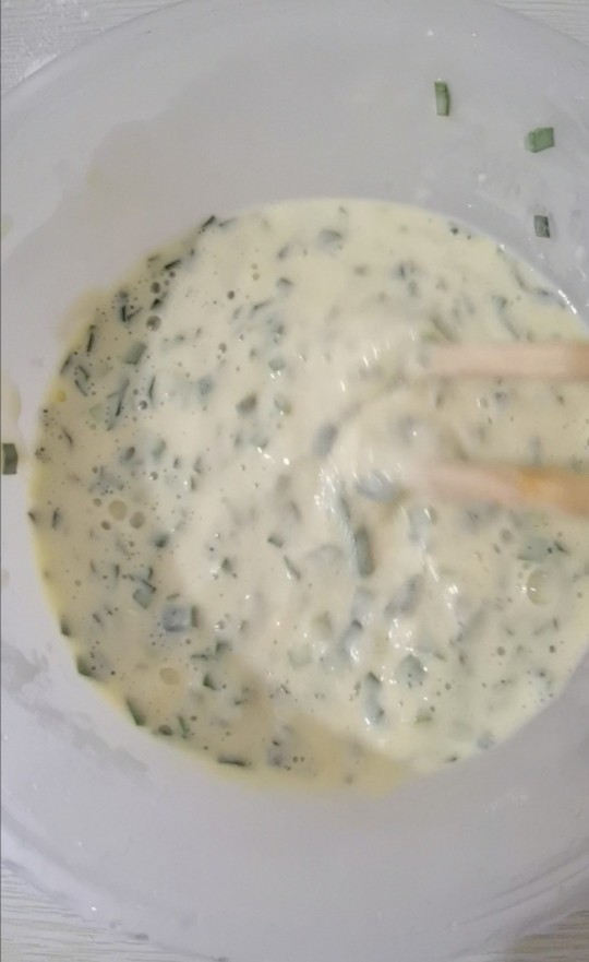 鸡蛋韭菜饼,加入清水搅拌成面糊