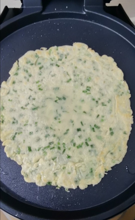 鸡蛋韭菜饼,中小火烙两面金黄即可