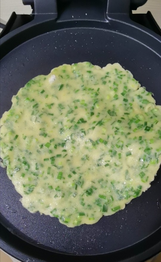 鸡蛋韭菜饼,倒入面糊