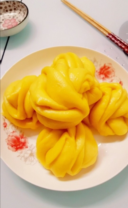 南瓜小花卷,蒸熟的南瓜小花卷