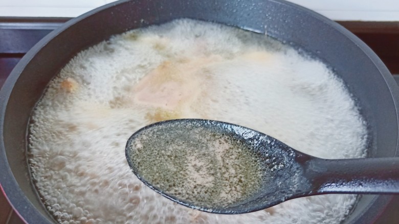 鸭翅炖土豆,开大火焯水,焯水期间撇去浮沫,焯水过后记得清洗一下鸭肉。