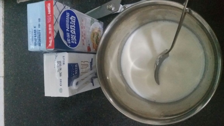 自制酸奶,加入200毫升牛奶以及一克菌粉，一般市面上卖的一小包就是一克，充分搅拌，将菌粉均匀融入牛奶中。