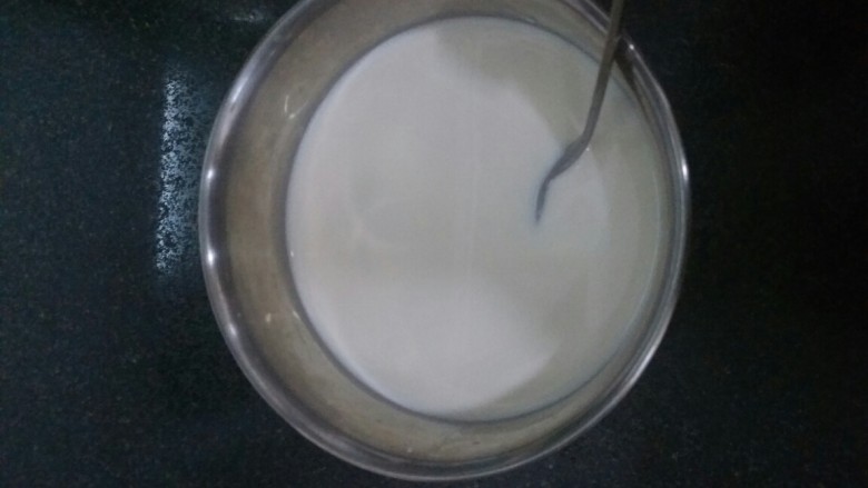 自制酸奶,再将剩下的200毫升牛奶和250毫升淡奶油加入进去，充分搅拌，这里喜欢甜的可以加入相应的糖搅拌均匀，但是我不太喜欢甜食就不加啦~