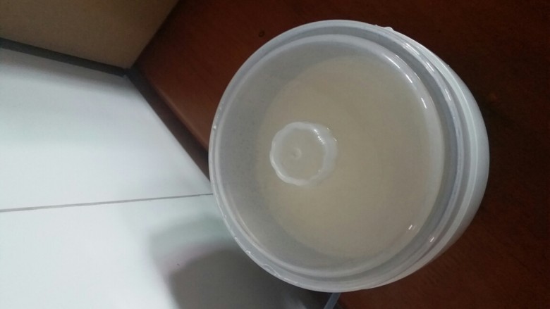 自制酸奶,放入<a style='color:red;display:inline-block;' href='/shicai/ 12071'>酸奶机</a>，开启，就可以等着吃啦！一般我是晚上八点多做好前期工作，早上起来就可以吃了，夏天的室温高，制作时间会相对更短，冬天则需要的时间更长。