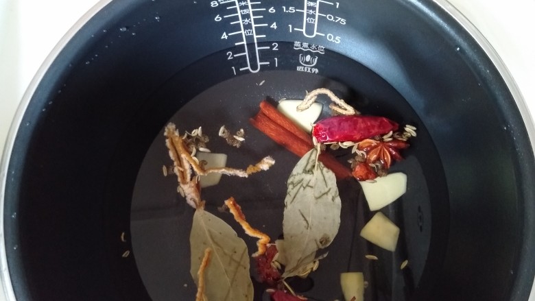 五香水煮毛豆,锅里放到蒸煮水位的水,把香料放下去