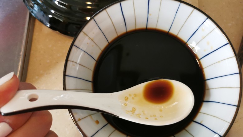 超简单糖醋扇骨,排骨,骨头通用做法永久收益-,准备配料:把所有酱汁倒进一个碗里