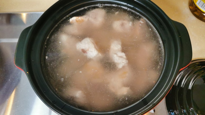 超简单糖醋扇骨,排骨,骨头通用做法永久收益-,砂锅预热,倒进排骨,热水没过排骨