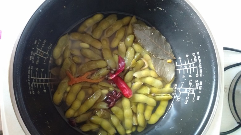 五香水煮毛豆,煮好了先别忙着装起来,让它在锅里泡半小时 这样如味些