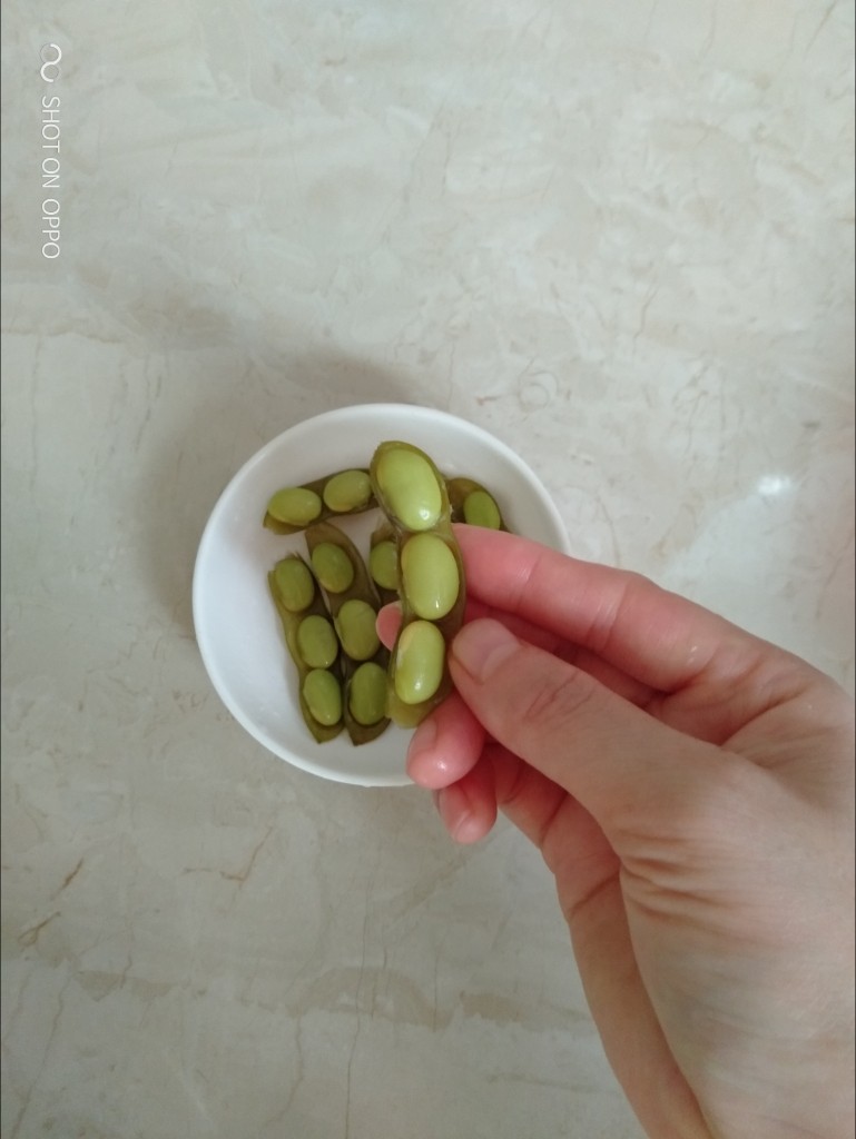 五香水煮毛豆,半斤没多少,两三个人一会就剥完了,下次多煮点