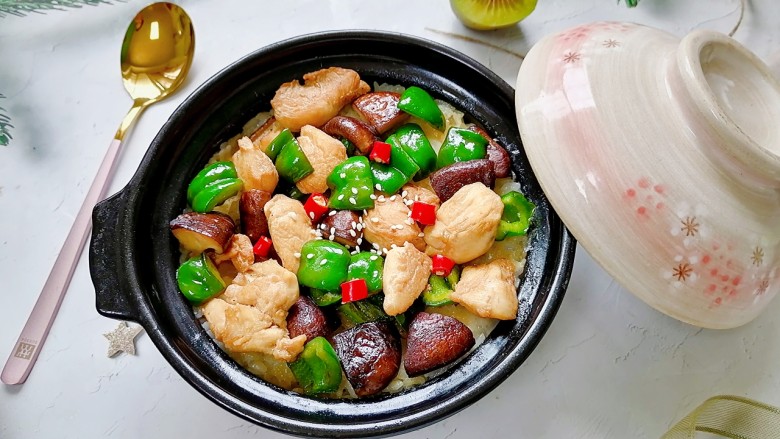 香菇滑鸡煲仔饭,拍上成品图,一道美味又营养的香菇滑鸡煲仔饭就完成了。